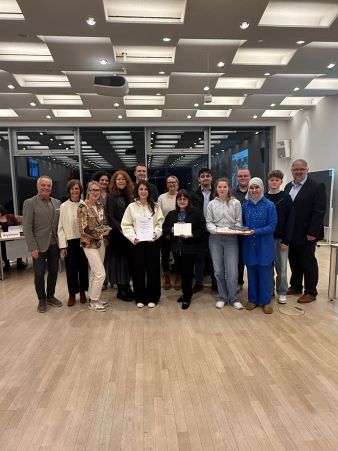 Diethelm Krause (Schul- u. Sportausschuss), Petra Münstermann (Bildungs- u. Integrationszentrum Kreis Paderborn), Theresa Schröder-Heil (Studien- und Berufswahlkoordinatorin Gesamtschule), Viktoria Schulte-Broer (Ausbildungsakquisiteurin des Kreises Paderborn), Roswitha Hillebrand (Schulleiterin der Gesamtschule an der Lippequelle), Philipp Peters (Geschäftsführer Badgestaltung und Haustechnik Peters), Defne Akaras (Studien- und Berufswahlkoordinatorin der Gesamtschule), Iris Schröder (Wirtschaftsförderung Bad Lippspringe), Michaela Rauer (Studien- und Berufswahlkoordinatorin Gesamtschule), Silviu, Marie, René, Sham und Joshua (Schülerinnen und Schüler), Thomas Koch (Unternehmensgruppe OWL).v.l. © Kreis Paderborn, Petra Kotthoff